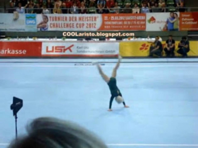 86χρονη super γιαγιά αφήνει με το στόμα ανοιχτό ένα ολόκληρο στάδιο!