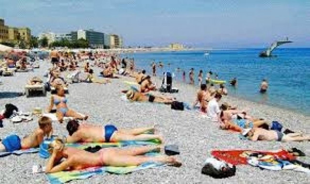 Μείωση στις αφίξεις τουριστών το 2012