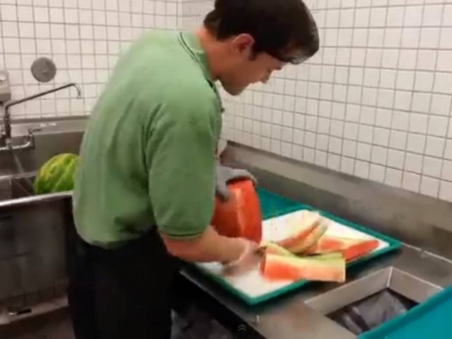 Πώς να κόψετε ένα ολόκληρο καρπούζι σε 20 δευτερόλεπτα (vid)