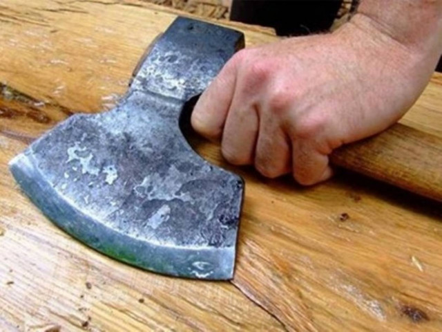 Απειλούσε τους συγχωριανούς του με τσεκούρι