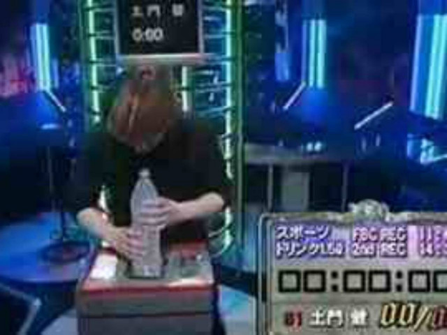 Απίστευτο: Πίνει ένα μεγάλο μπουκάλι νερό σε 5 δευτερόλεπτα! (vid)