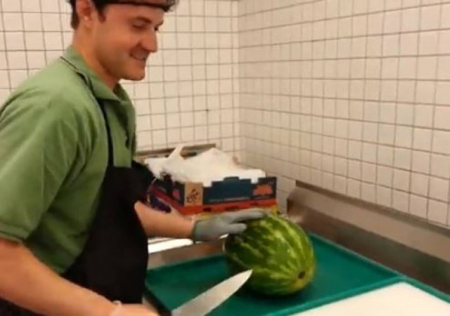 Κόβει ένα καρπούζι σε 20 δευτερόλεπτα
