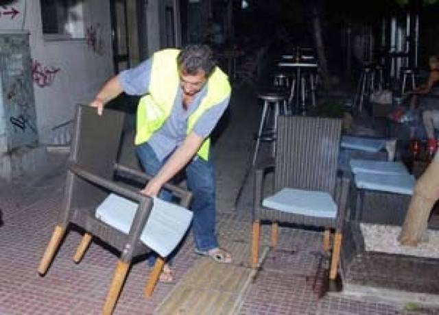 «Ξηλώνουν» τα παράνομα τραπεζοκαθίσματα στο Γκάζι