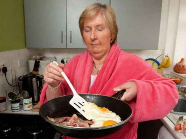 Αν είναι δυνατόν:Υπνοβατεί και καταναλώνει 2.500 θερμίδες κάθε βράδυ!