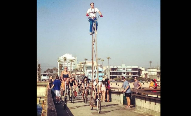 Βίντεο: Το ψηλότερο ποδήλατο του κόσμου!