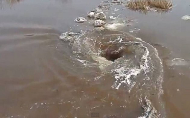 Σοκαριστικό: Τεράστια ρουφήχτρα καταπίνει ό,τι βρεθεί στη δίνη της