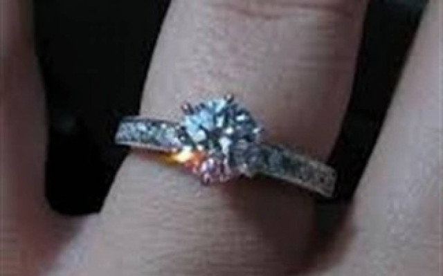 Ηλικιωμένη κατάπιε διαμάντι αξίας 5.000 δολαρίων