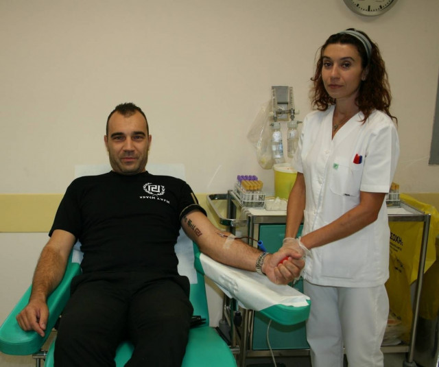 Πέταξαν καφέδες και νερά στην αιμοδοσία της Χρυσής Αυγής