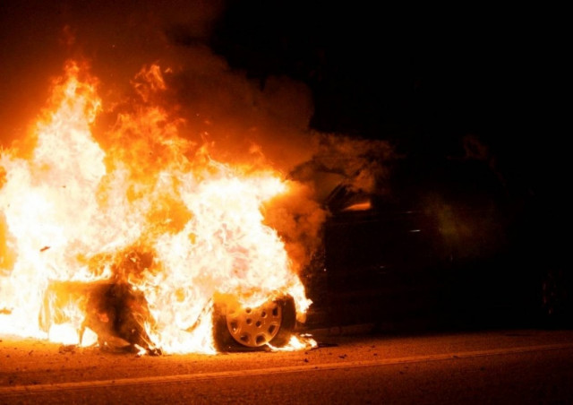 Στις φλόγες οχήματα του ΟΗΕ