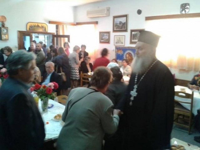 Παπάς μοίρασε ψάρια και ρύζι στους ενορίτες του!