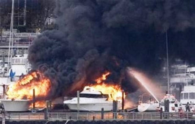 Στις φλόγες σκάφος αναψυχής στη μαρίνα Ζέας