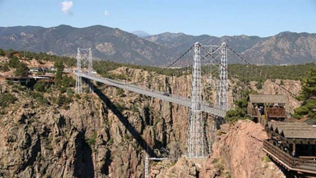 Νεκροί και τραυματίες από κατάρρευση κρεμαστής γέφυρας