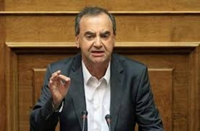 Στρατούλης: Κουρελιάζετε το Σύνταγμα-Απολύετε χωρίς πρόσχημα