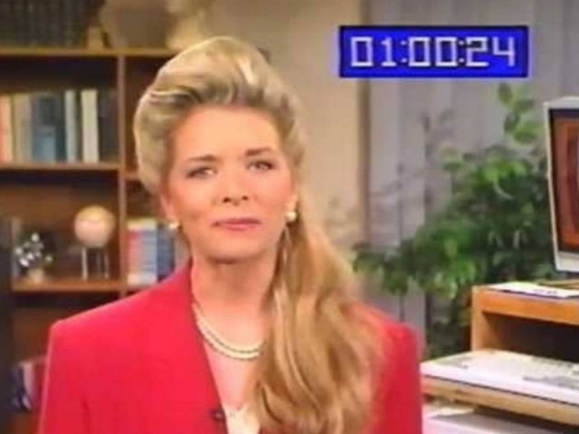 Παρουσιάστρια εξηγεί τι είναι υπολογιστής τη δεκαετία του 90 (vid)