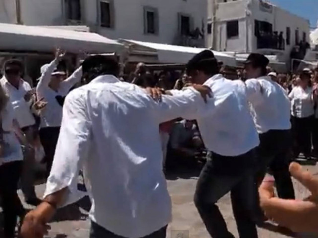 Άρωμα Ελλάδας:Το πρώτο δημόσιο συρτάκι του καλοκαιριού στη Μύκονο