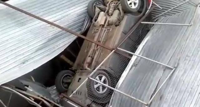 Βίντεο: Πάρκαρε το αυτοκίνητο στη... σκεπή