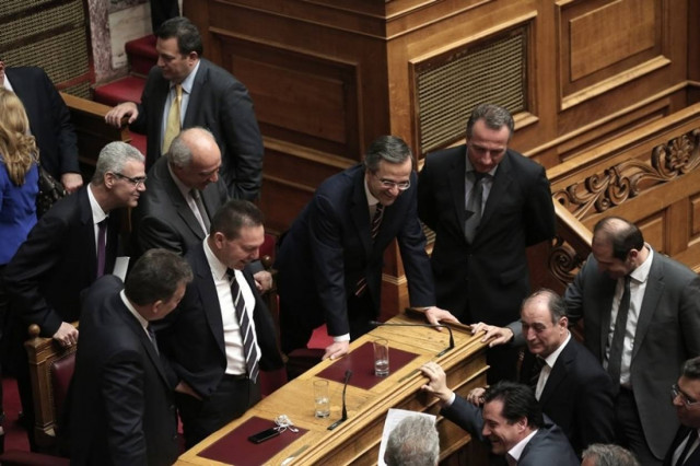 Το… «κόρτε» των υπουργών στον Σαμαρά (ΦΩΤΟ)