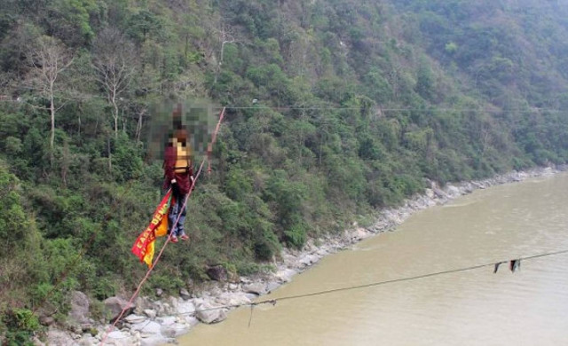 Τραγικό: Πέθανε κρεμασμένος πάνω από ποτάμι για να μπει στα Γκίνες