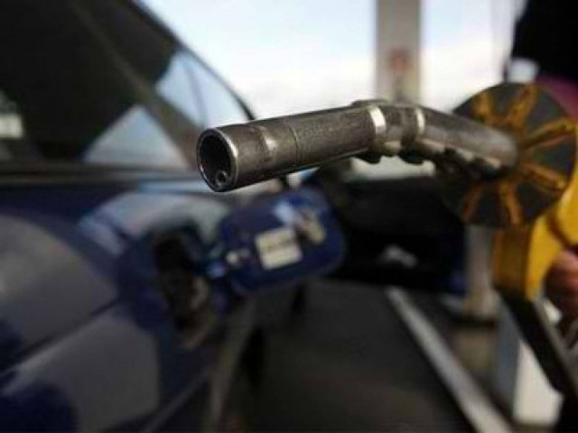 «Κατέβασαν» με αυτοκίνητο την είσοδο βενζινάδικου