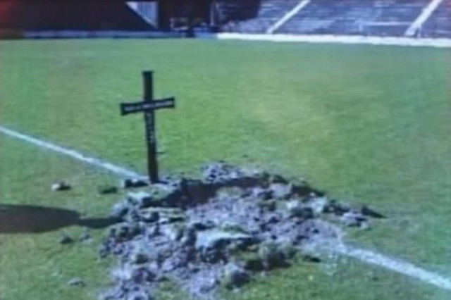 Απίστευτο:  Έσκαψαν... τάφο στην ομάδα τους! (βίντεο)