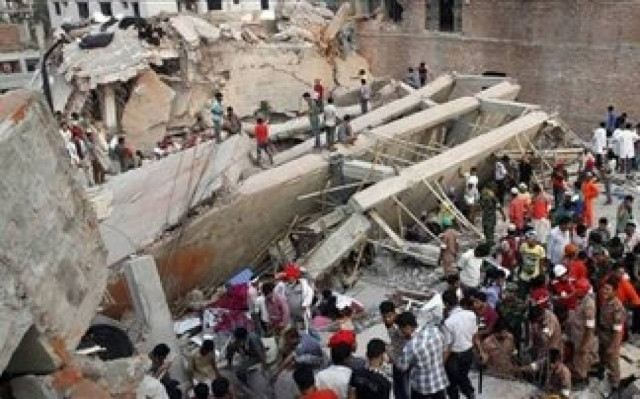 Τουλάχιστον 380 οι νεκροί και 600 οι αγνοούμενοι στο Μπανγκλαντές