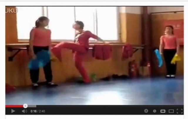 Bίντεο-ΣΟΚ: Δασκάλα χορού χτυπάει και βρίζει μαθήτριες!