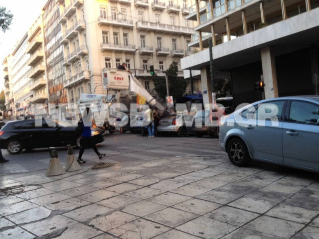 Όχημα Δήμου αναρτά πλακάτ του ΠΑΜΕ