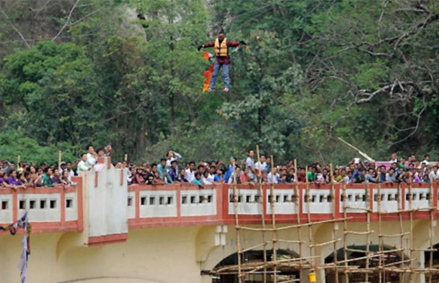 Κασκαντέρ έχασε τη ζωή του μπροστά στα μάτια εκατοντάδων θεατών