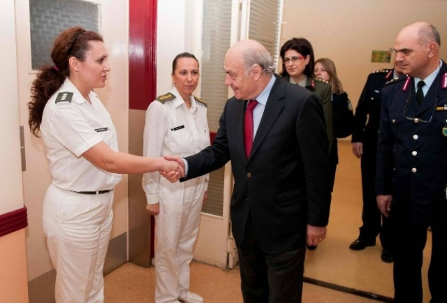 Επίσκεψη Ανδρεουλάκου σε νοσηλευόμενους Αστυνομικούς στο 401 ΓΣΝ