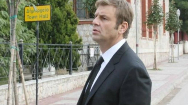 Ο Απόστολος Γκλέτσος μοιράζει αρνιά σε άπορες οικογένειες