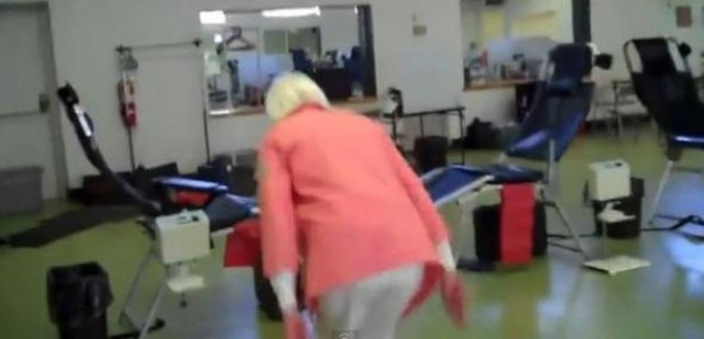 Κορυφαίο βίντεο: Η απίθανη γιαγιά φαρσέρ