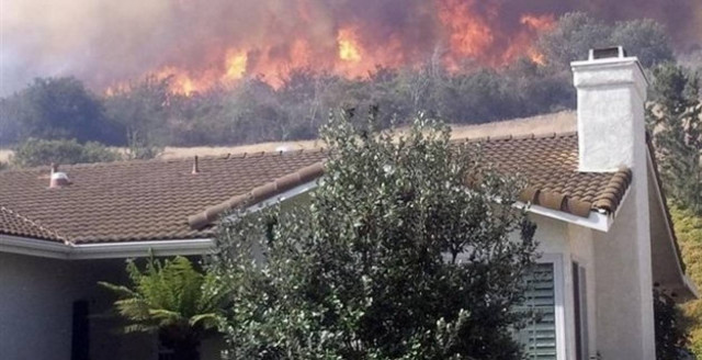 Εκκένωση εκατοντάδων σπιτιών λόγω μεγάλης πυρκαγιάς στην Καλιφόρνια