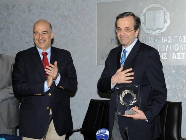 Με δάφνινο στεφάνι υποδέχτηκε τον Σαμαρά ο Δένδιας