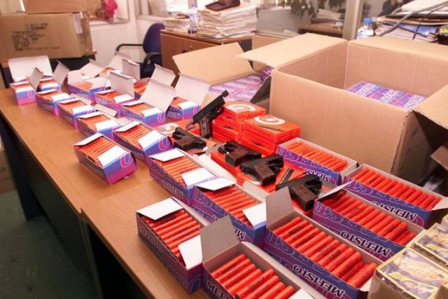 Πλήθος συλλήψεων για κροτίδες