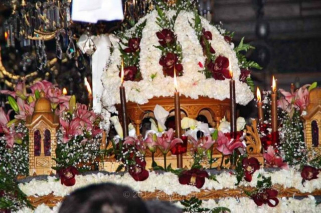 H κορύφωση του Θείου Δράματος – Σε εξέλιξη η Περιφορά του Επιταφίου