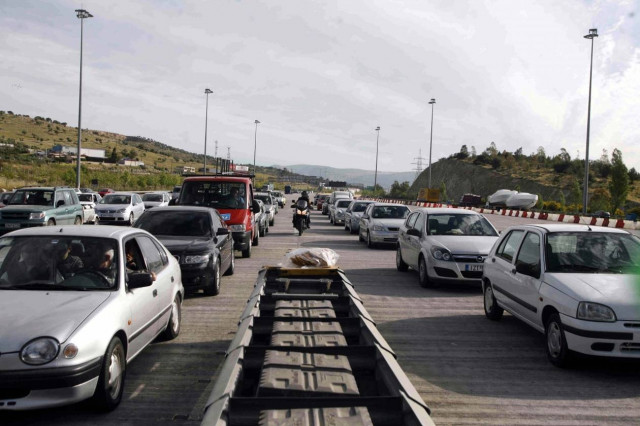 ΤΩΡΑ: Ουρές 4 χλμ στα διόδια της Ελευσίνας