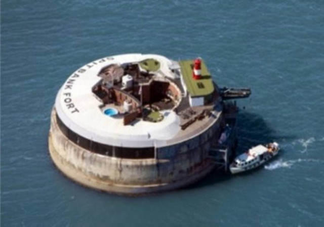 Πλωτό «παλάτι» μέσα σε λιμάνι (pics)