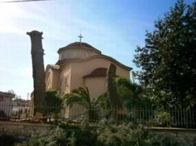 Καταγγέλλει ότι δεν την ευλόγησε ο ιερέας επειδή φορούσε παντελόνι