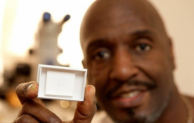 Απίστευτο: Το πιο μικρό έργο τέχνης σε μία τρίχα