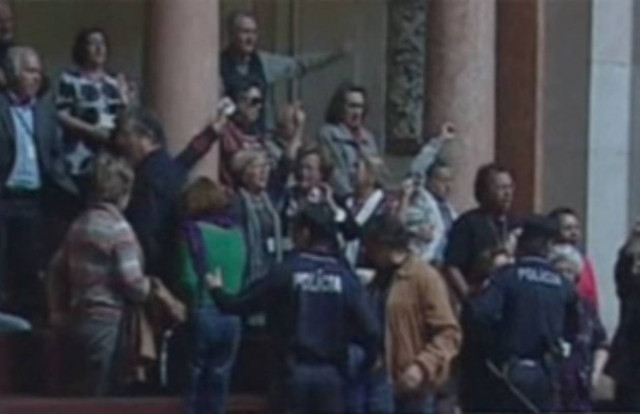 Συνταξιούχοι εισέβαλαν στη Βουλή