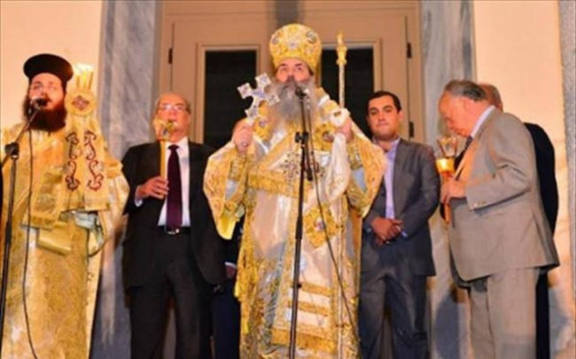 Με λαμπρότητα η περιφορά του επιταφίου στον Πειραιά