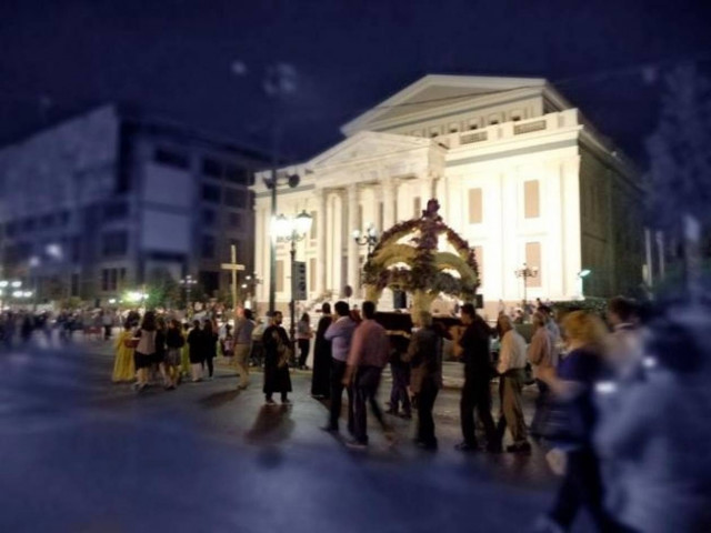 Μοναδική φωτογραφία από την περιφορά Επιταφίου του Αγίου Κωνσταντίνου!