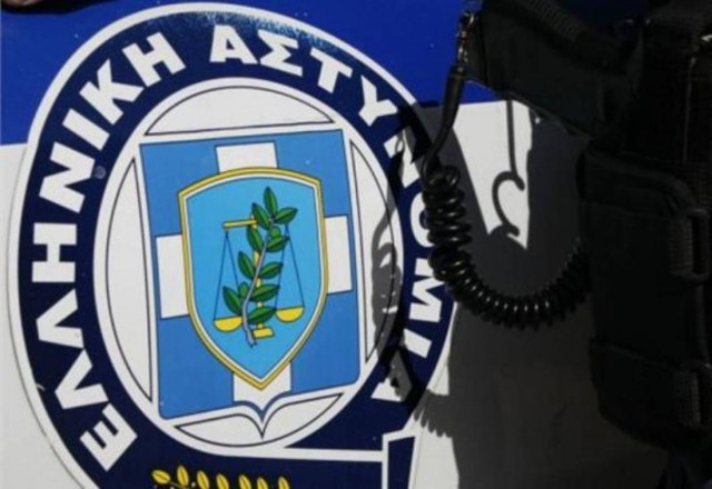 Έκρυβε στο αυτοκίνητό του τσεκούρια και μαχαίρια