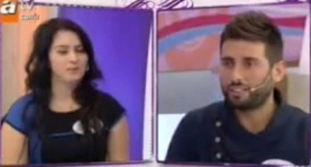 Δείτε τι έπαθε μία Τουρκάλα που βγήκε με κοντή φούστα στη τηλεόραση!