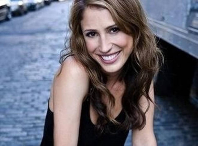 Δημοσιογράφος πλήρωσε ακριβά τη γκάφα της (vid)