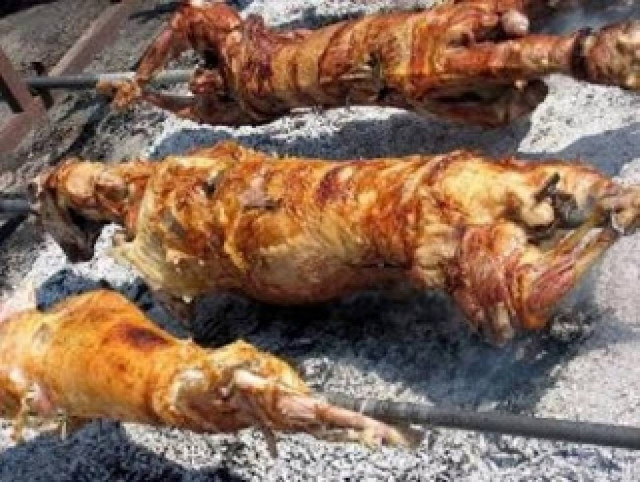 Άλλοι σούβλιζαν αρνί και άλλοι...
