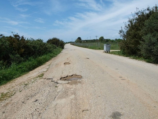 Παγίδες οι λακκούβες στους δρόμους της Πρέβεζας