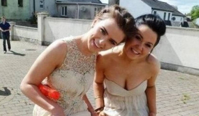 Tι κρύβουν κάτω από τα φουστάνια τους αυτά τα δύο κορίτσια;