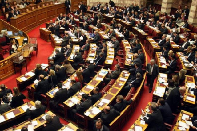 Ψηφίστηκε σκανδαλώδης τροπολογία που μειώνει τα πρόστιμα σε αιρετούς