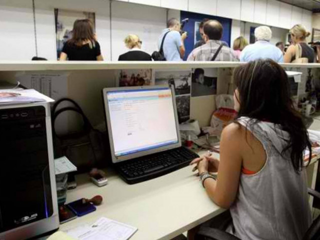 Θα απολύουν δημοσίους υπαλλήλους με μία υπογραφή